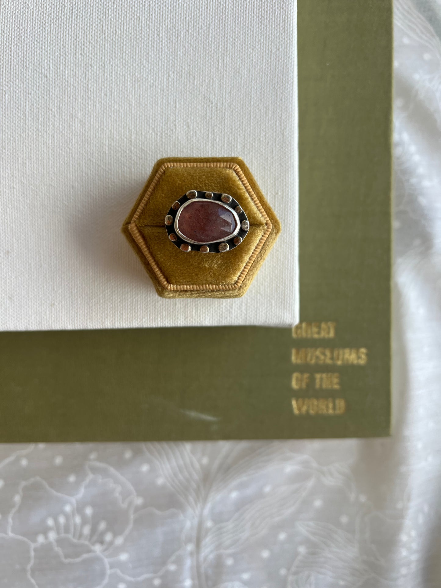 Strawberry Quartz Amulette Shadowbox Ring