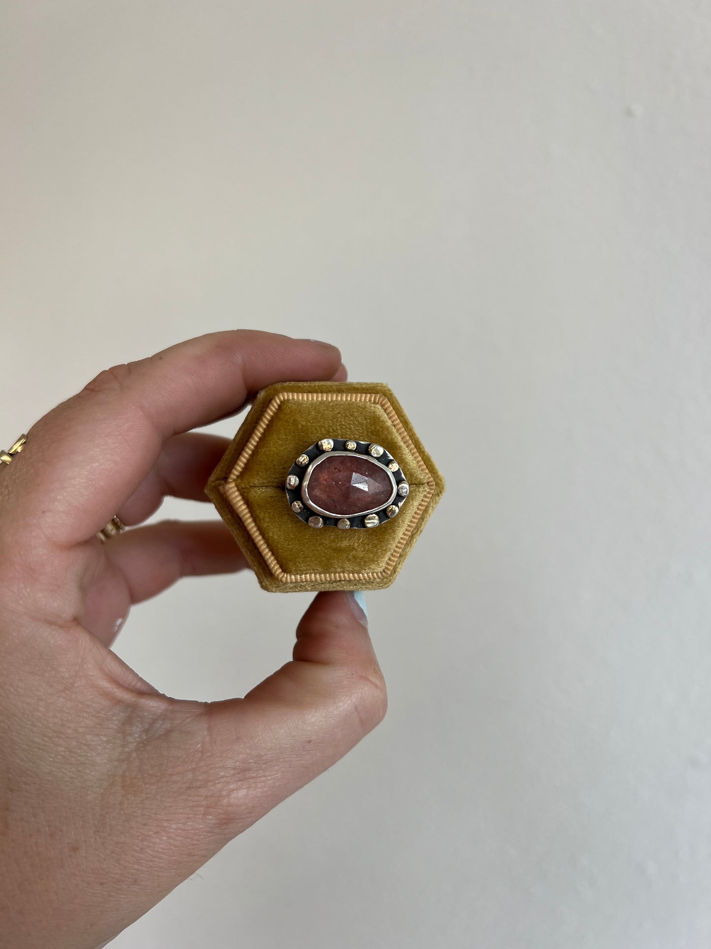 Strawberry Quartz Amulette Shadowbox Ring