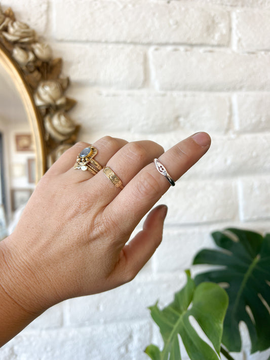 sonrisa mini signet ring